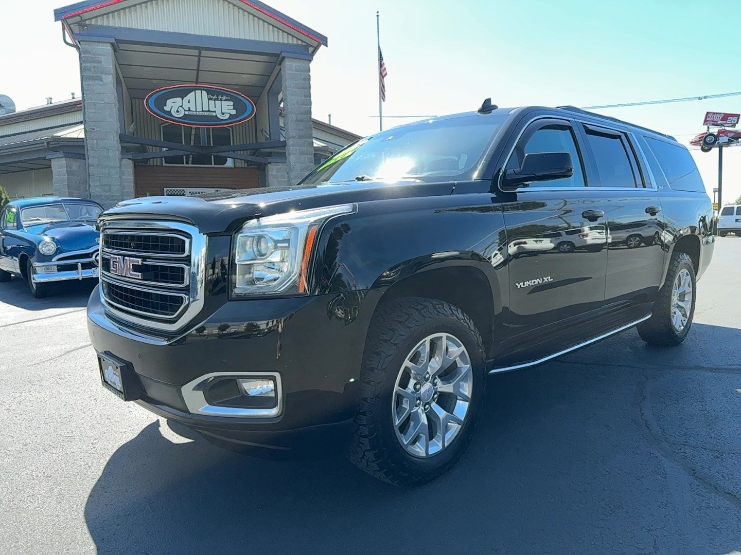 Used 2018 GMC Yukon XL SLT AWD/4WD image 1