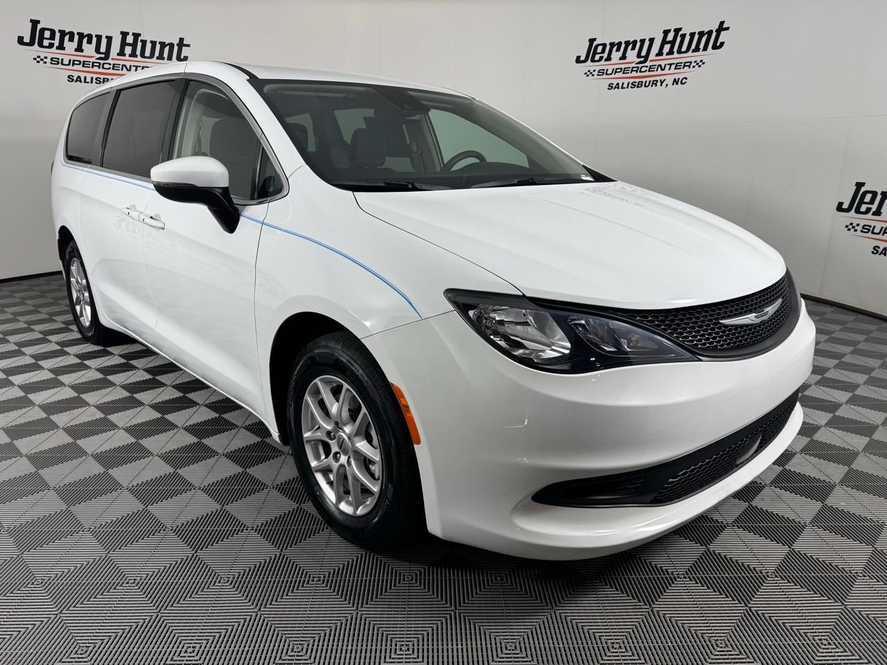 Used 2023 Chrysler Voyager LX FWD image 5