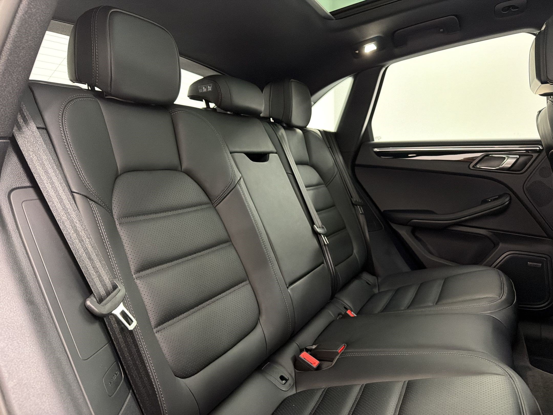 Used 2026 Porsche Macan AWD/4WD image 31