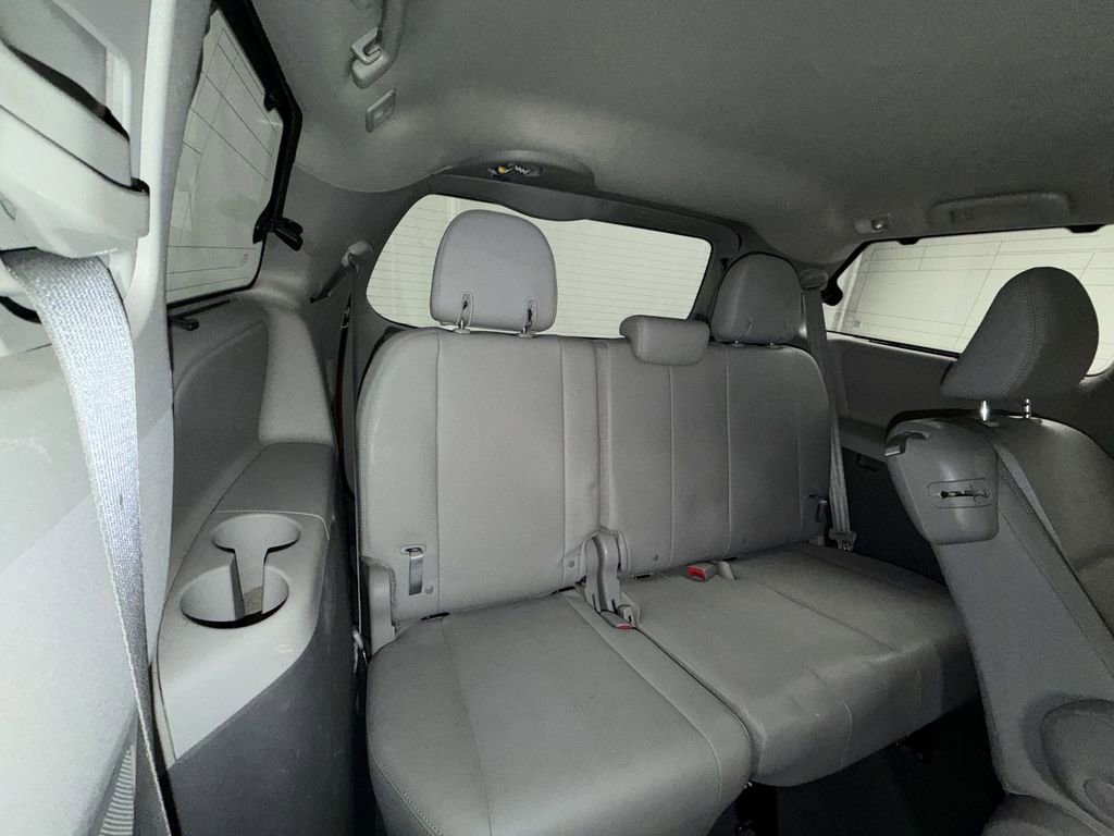 Used 2019 Toyota Sienna XLE image 21