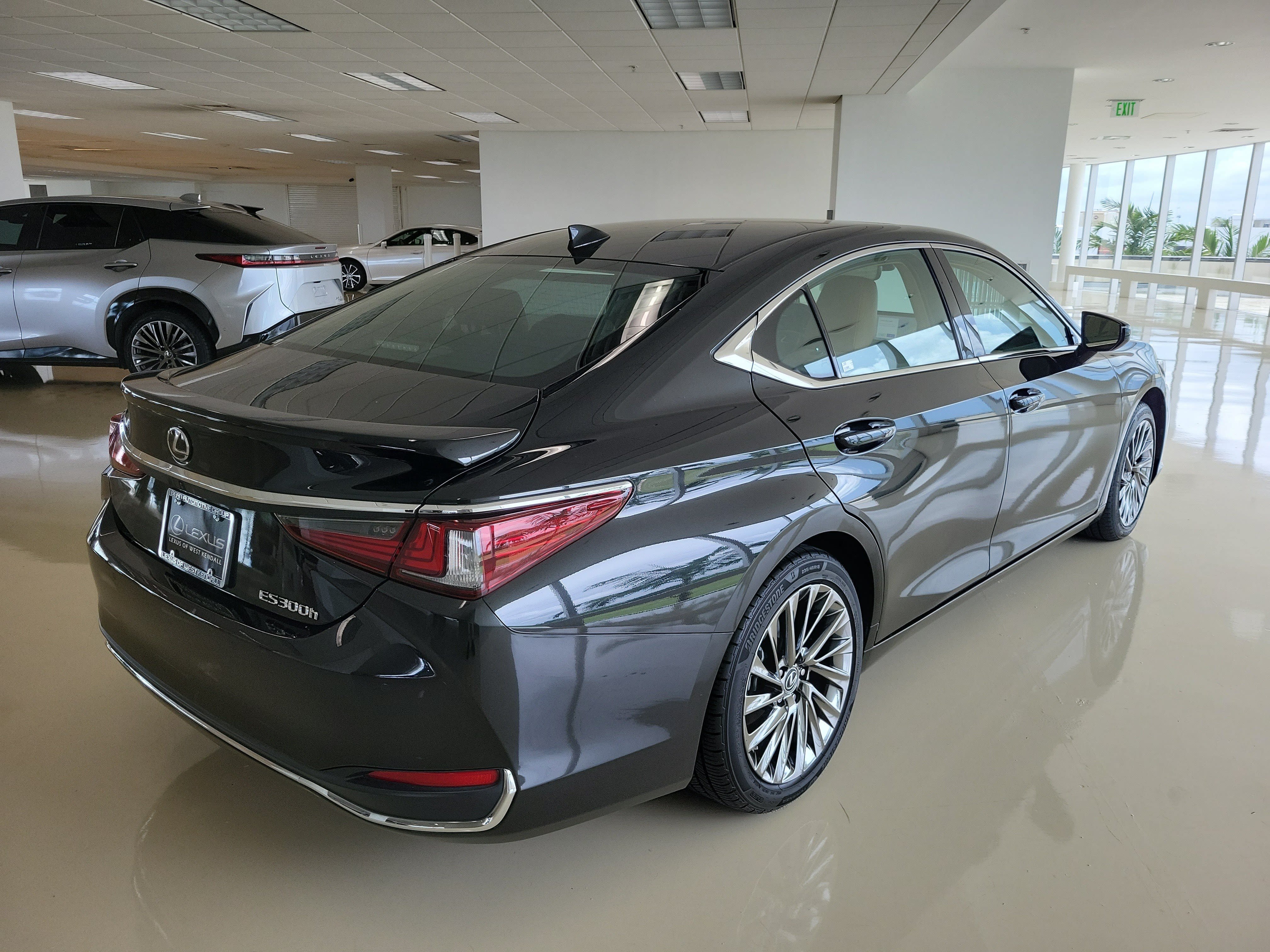 Used 2024 Lexus ES 300h w/ Technology Package FWD image 7