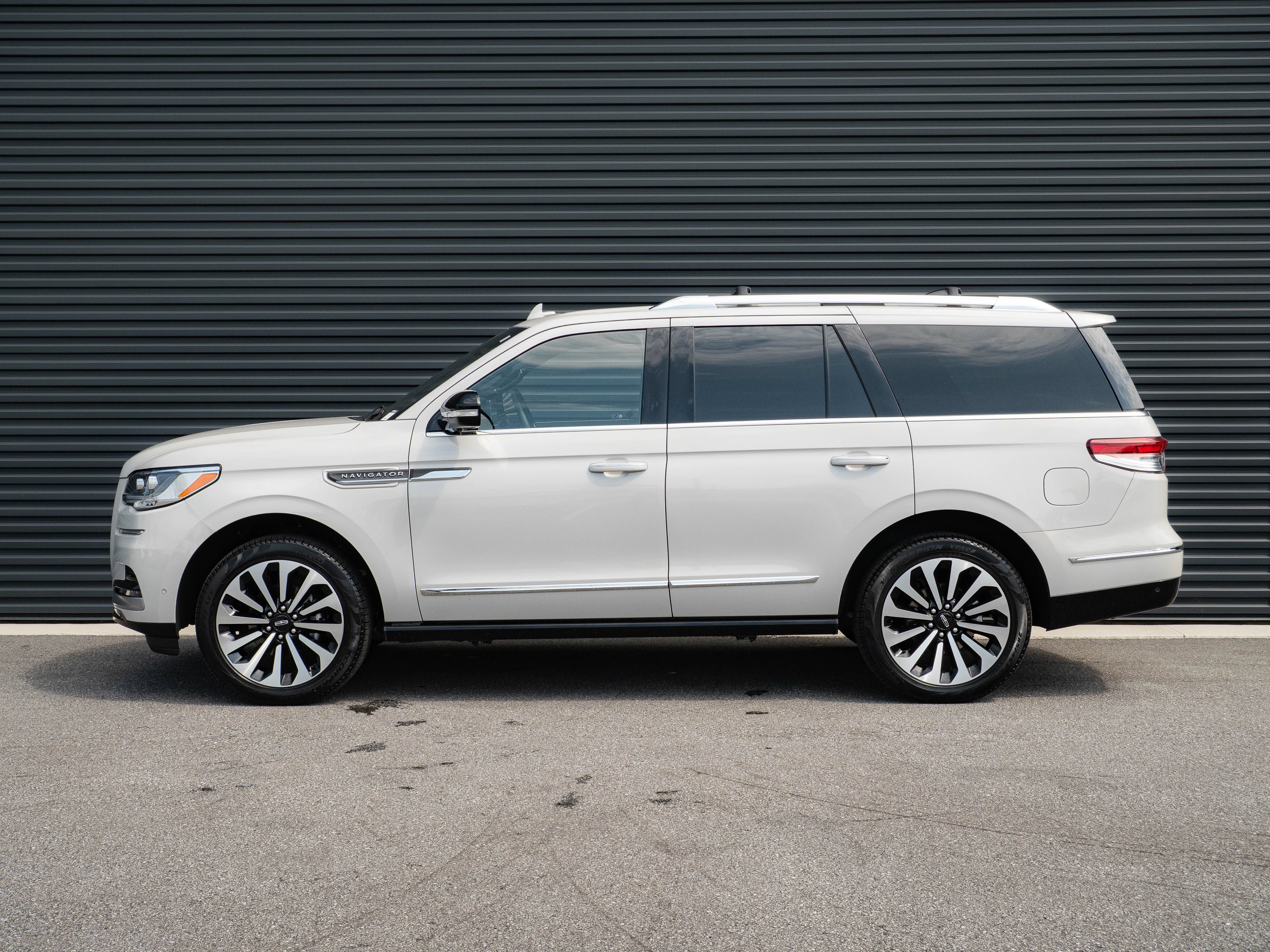 Used 2024 Lincoln Navigator Reserve AWD/4WD image 2