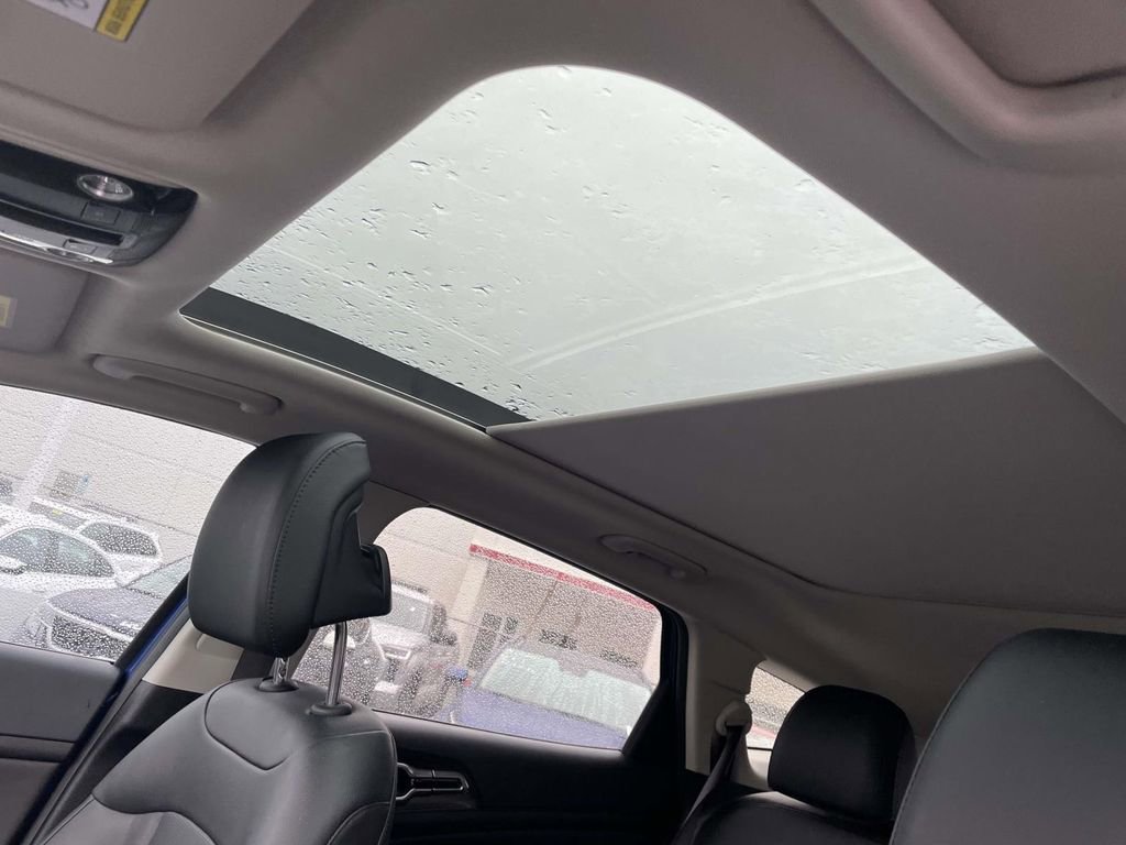 Used 2025 Kia Sportage EX w/ Premium Package image 30