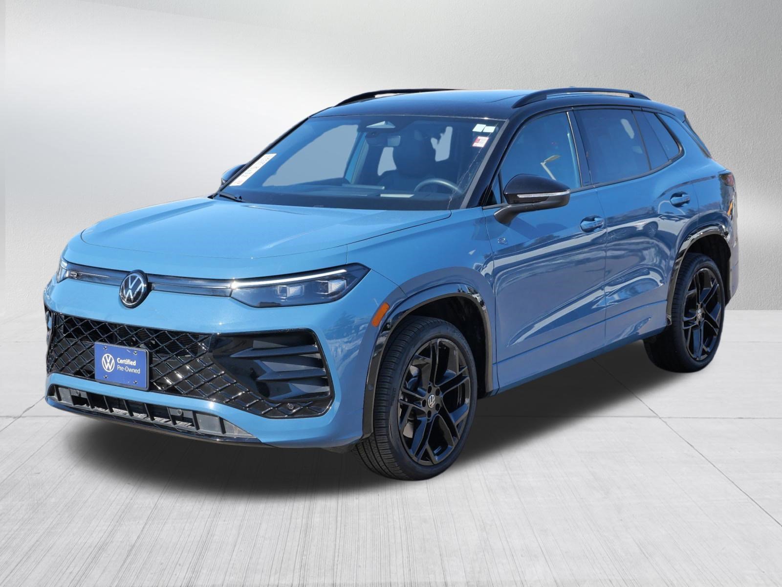 Certified 2025 Volkswagen Tiguan SE R-Line image 3