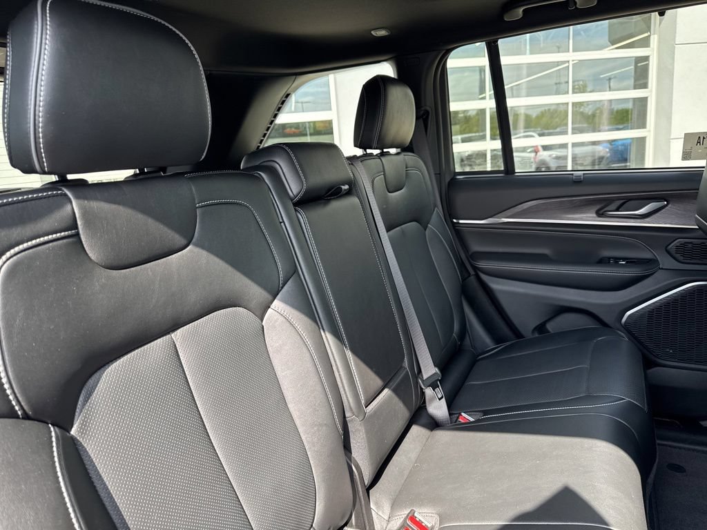 Used 2023 Jeep Grand Cherokee Overland w/ Luxury Tech Group IV AWD/4WD image 40