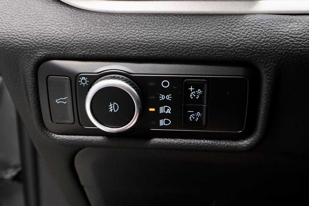 Used 2023 Ford Explorer XLT w/ Equipment Group 202A AWD/4WD image 28
