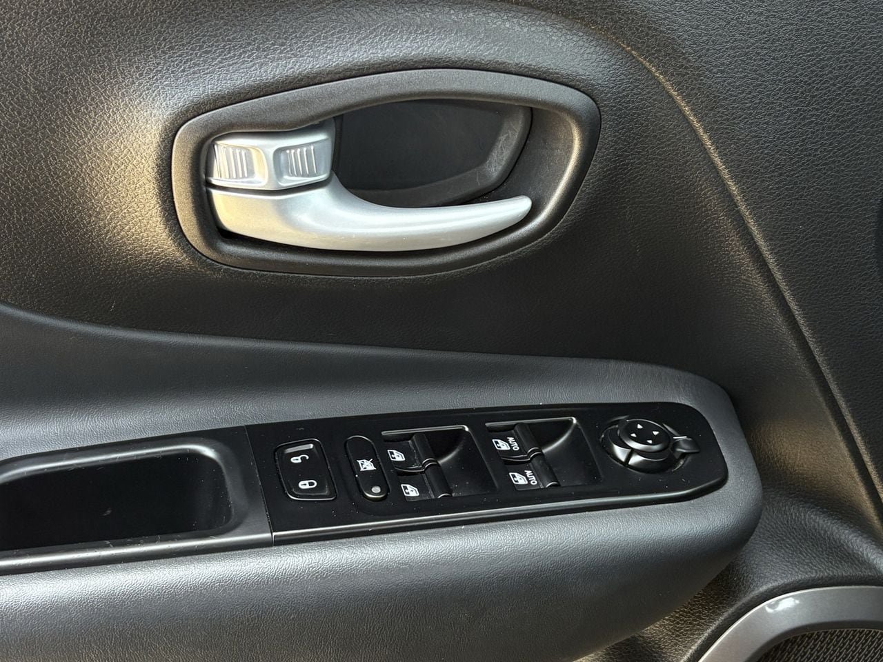 Used 2023 Jeep Renegade Latitude AWD/4WD image 24