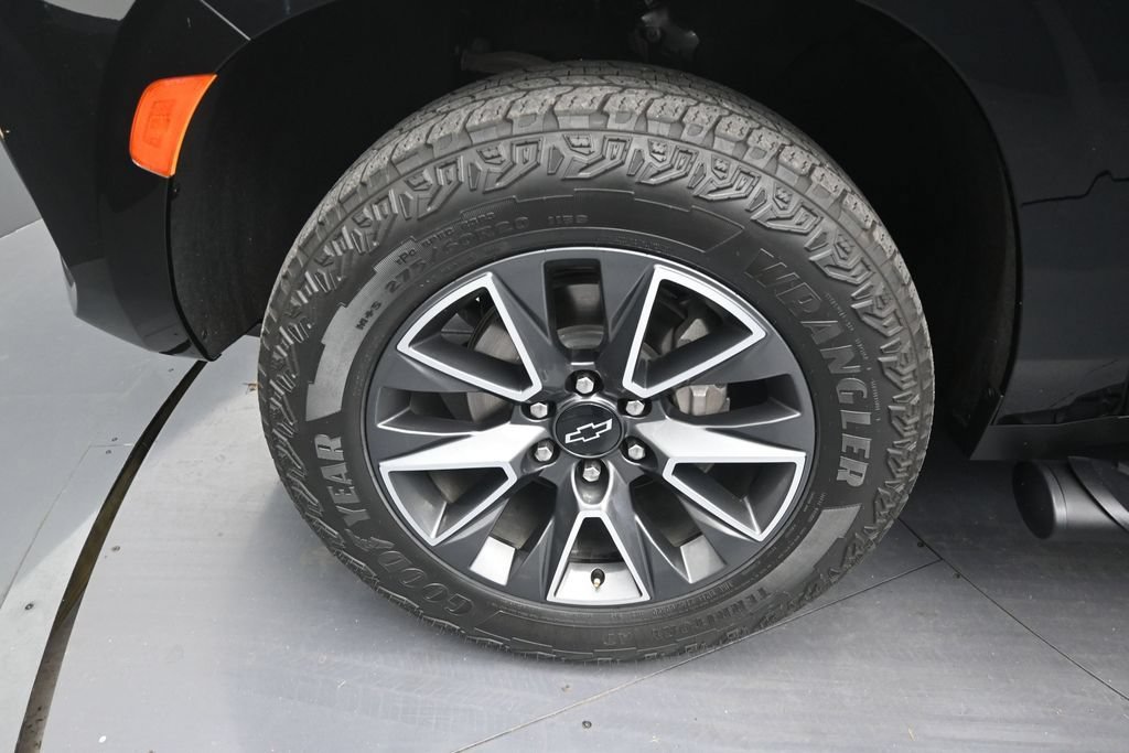 Used 2023 Chevrolet Suburban Z71 w/ Luxury Package AWD/4WD image 9