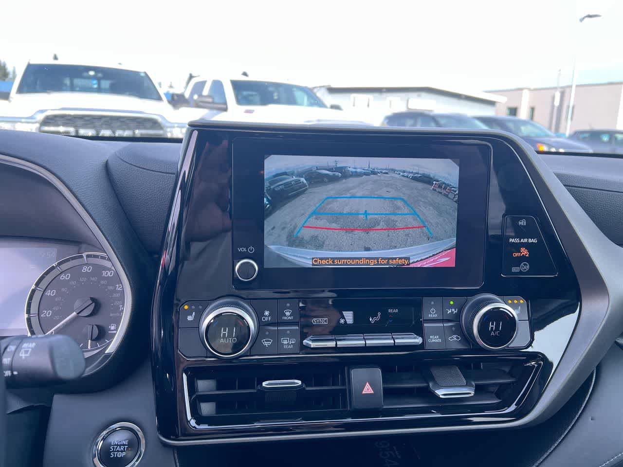 Used 2023 Toyota Highlander XLE AWD/4WD image 17