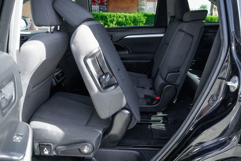 Used 2017 Toyota Highlander LE FWD image 31