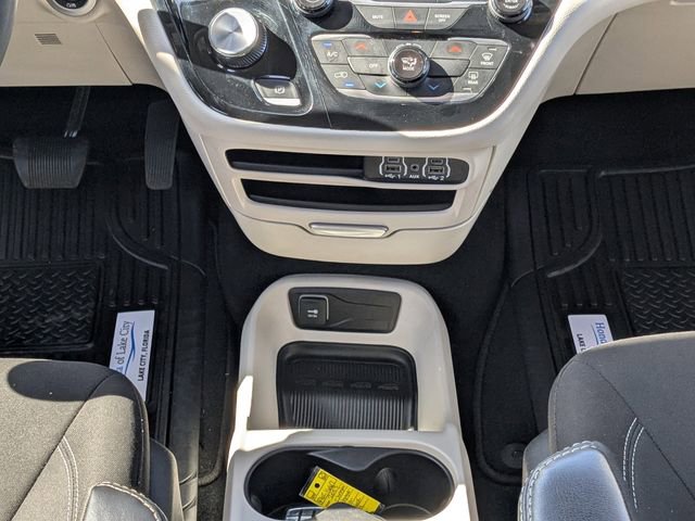 Used 2023 Chrysler Voyager LX image 18