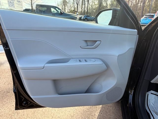 Used 2025 Hyundai Kona SE image 4