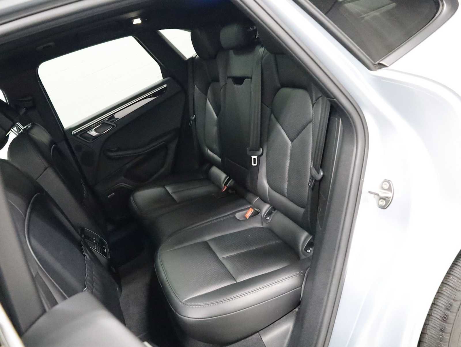 Used 2018 Porsche Macan AWD/4WD image 36