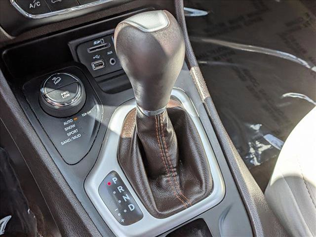 Used 2017 Jeep Cherokee Overland w/ Technology Group image 18