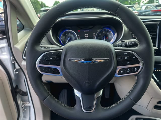 Used 2023 Chrysler Pacifica Touring-L FWD image 16