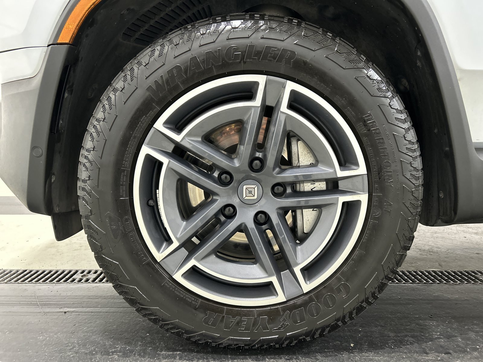 Used 2025 Rivian R1T Adventure Dual AWD/4WD image 9