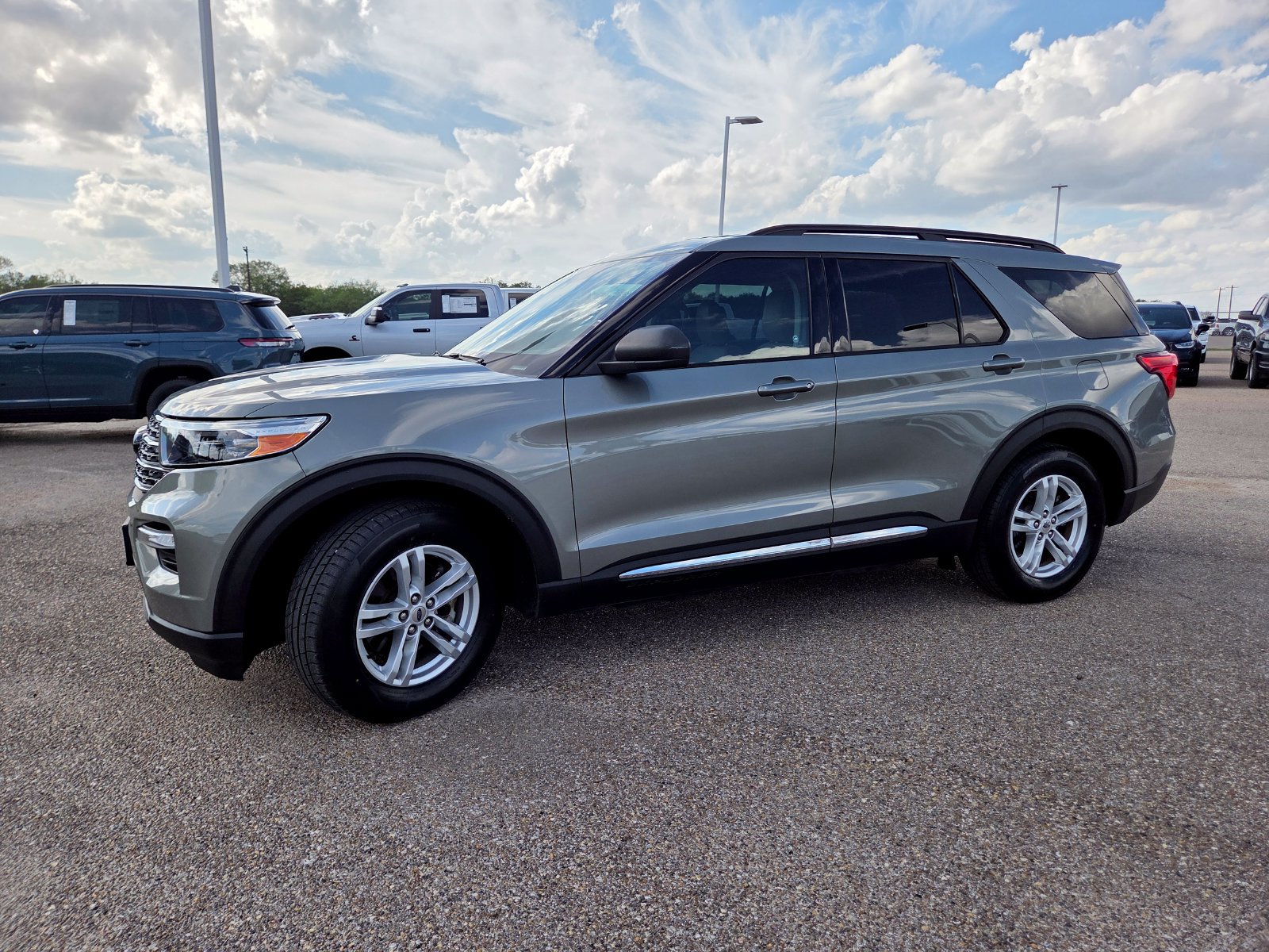 Used 2020 Ford Explorer XLT w/ Equipment Group 202A RWD image 3