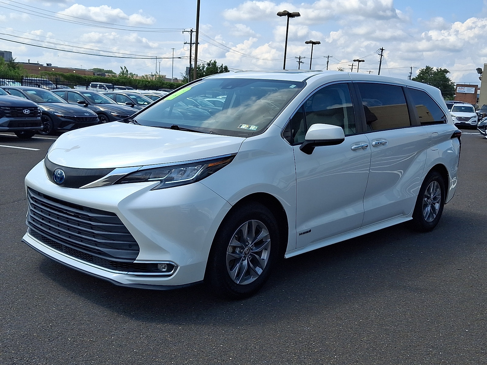 Used 2021 Toyota Sienna XLE AWD/4WD image 3