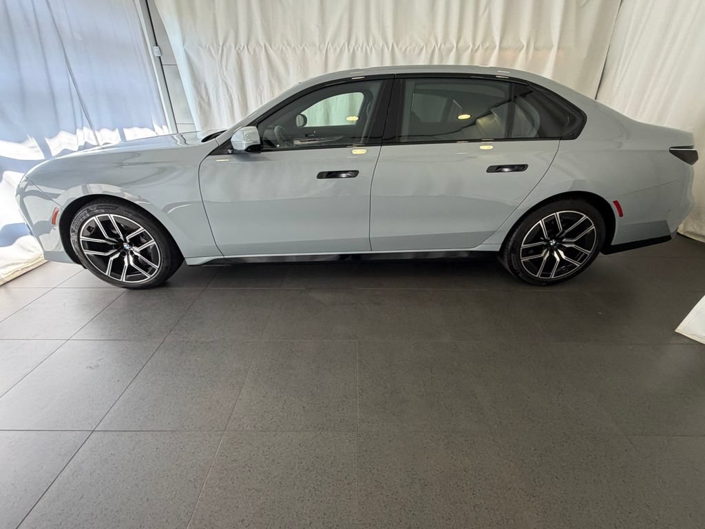 Used 2024 BMW 760i xDrive w/ Premium Package 2 AWD/4WD image 2
