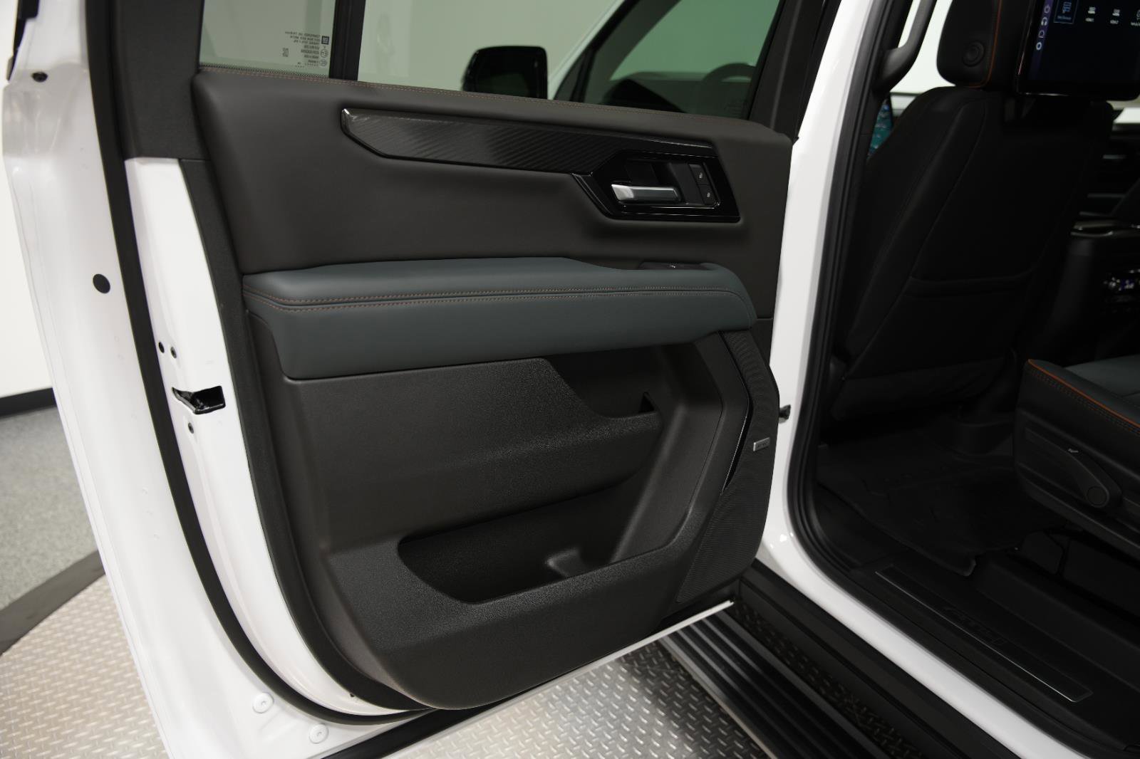 New 2026 GMC Yukon XL AT4 w/ AT4 Premium Plus Package AWD/4WD image 24