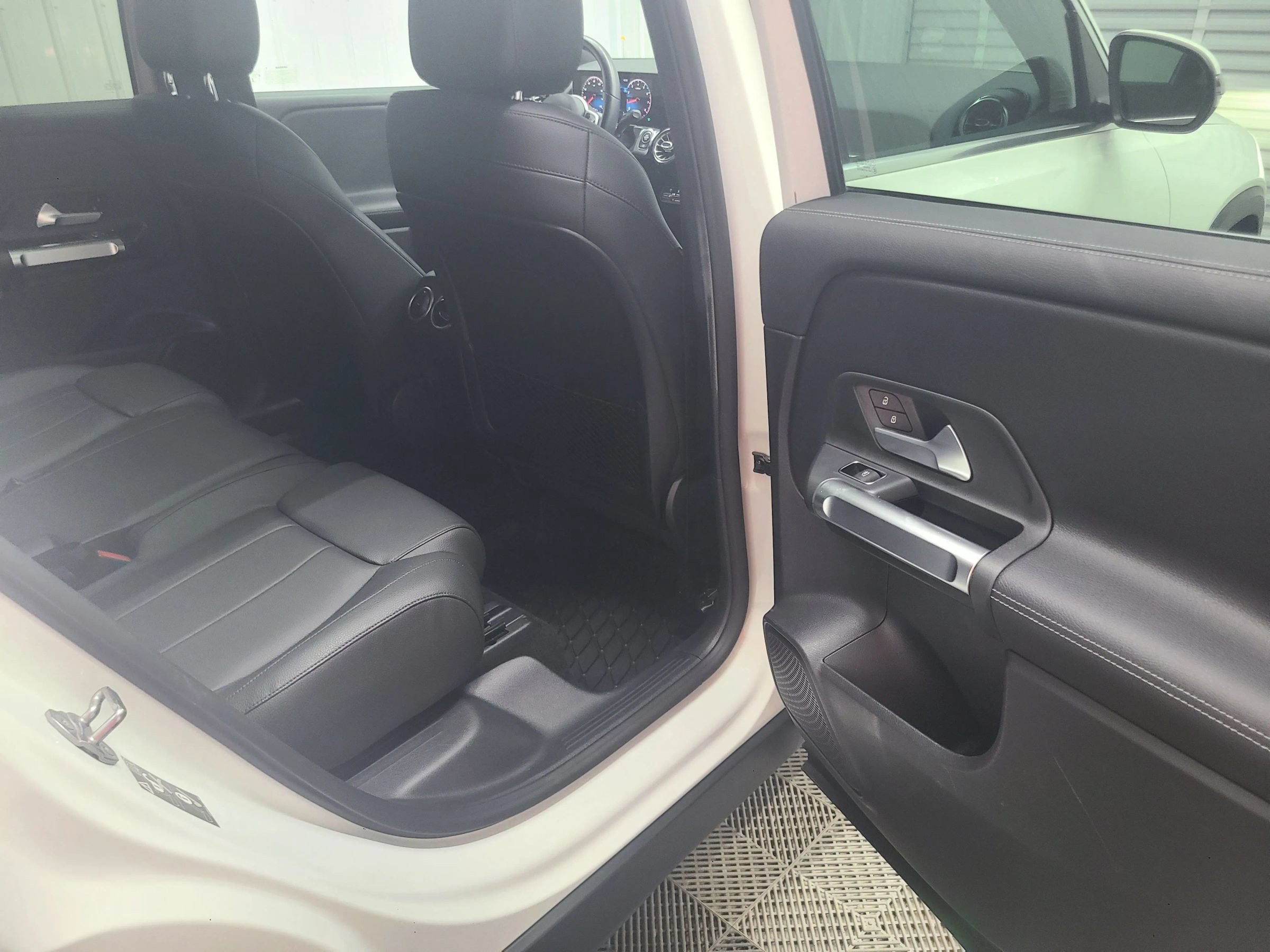 Used 2021 Mercedes-Benz GLB 250 4MATIC image 38