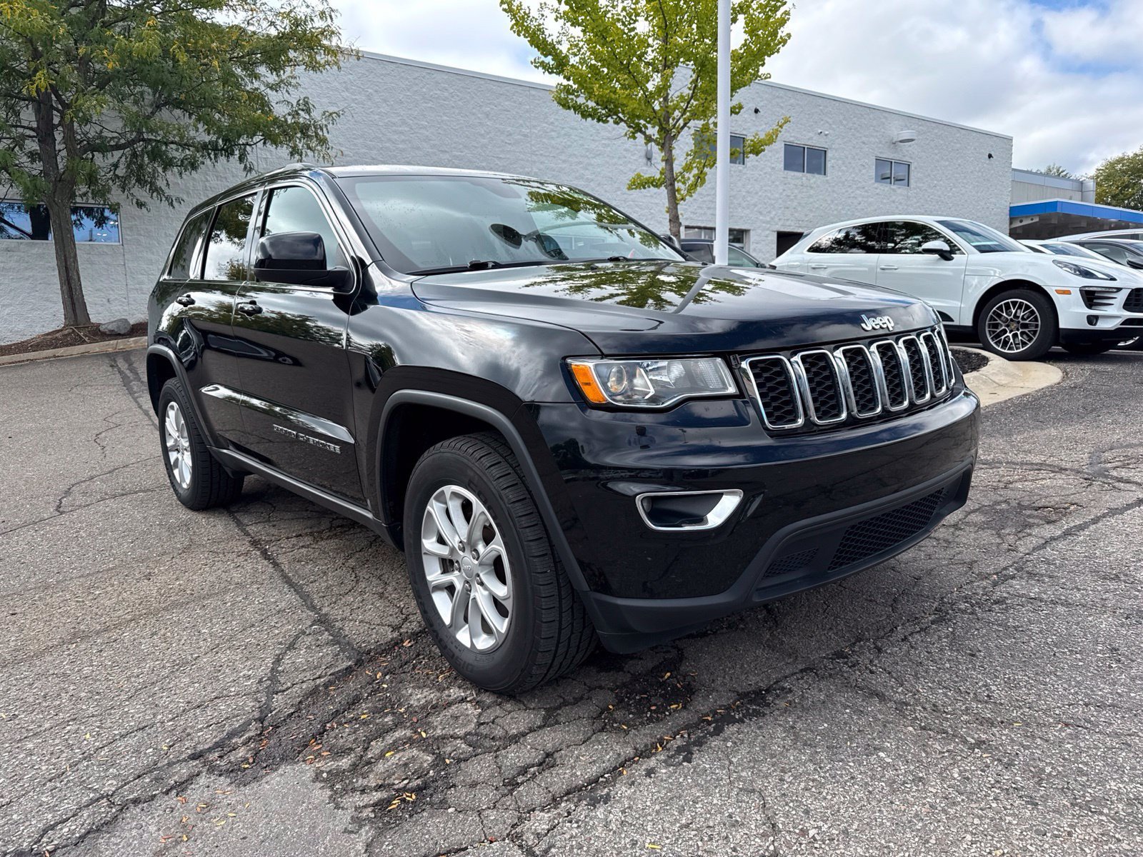 Used 2021 Jeep Grand Cherokee Laredo w/ Security & Convenience Group AWD/4WD image 11
