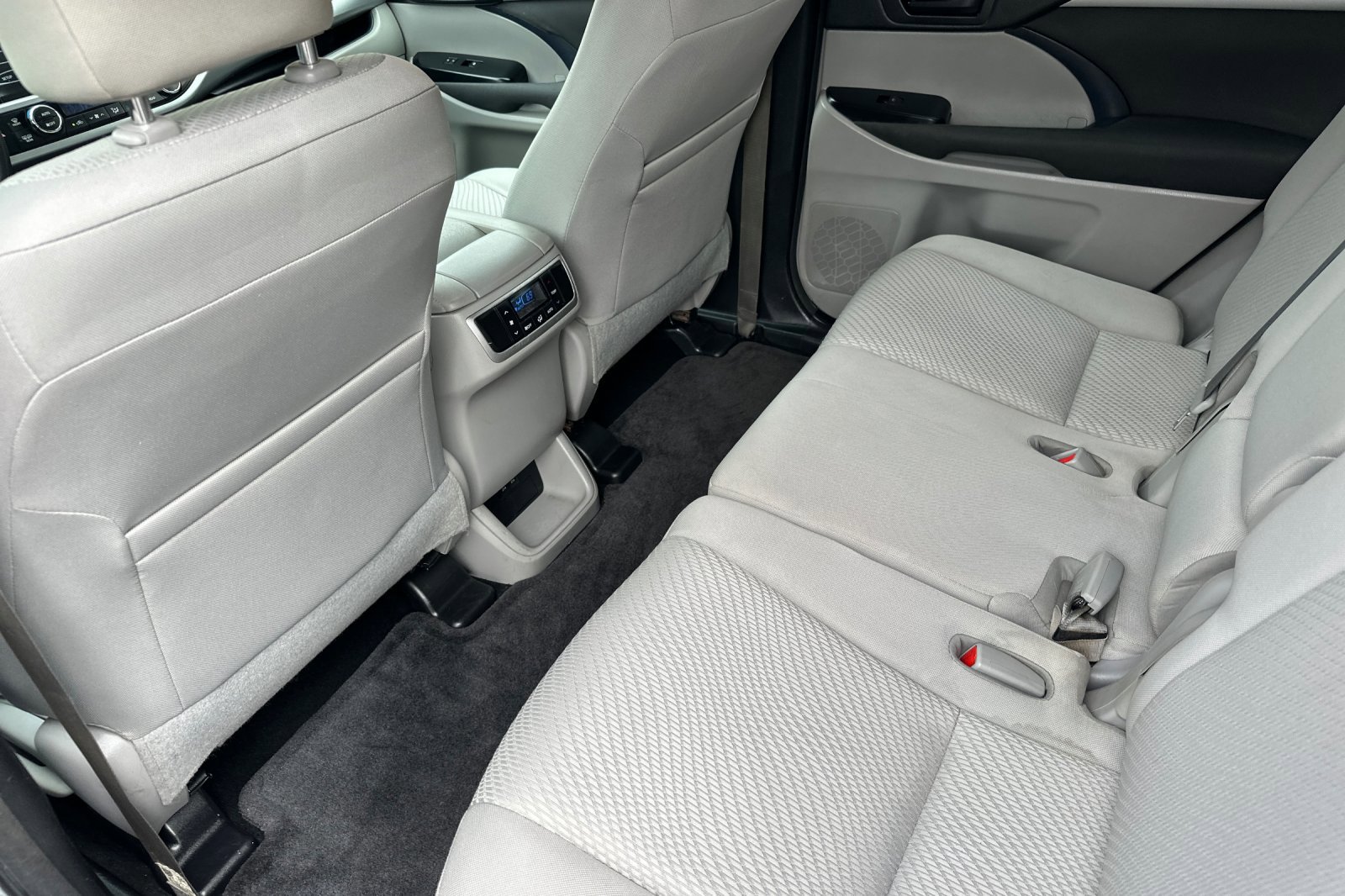Used 2018 Toyota Highlander LE w/ Carpet Mat Package (TMS) AWD/4WD image 13