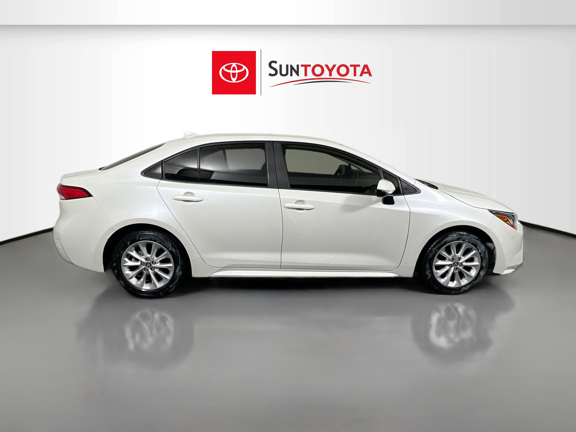 Used 2021 Toyota Corolla LE w/ LE Convenience Package FWD image 2