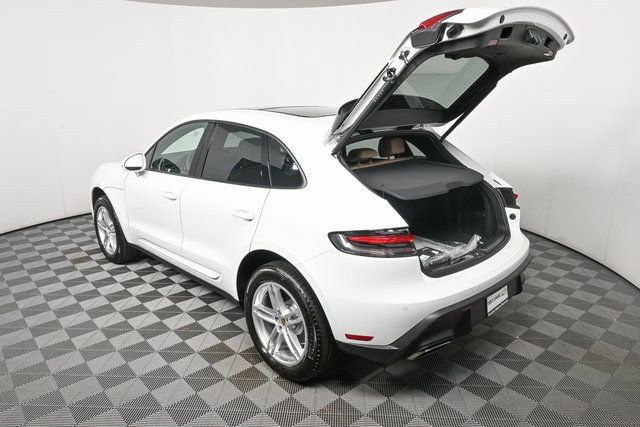 Used 2025 Porsche Macan image 32