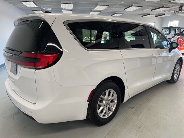 Used 2025 Chrysler Pacifica Select image 15