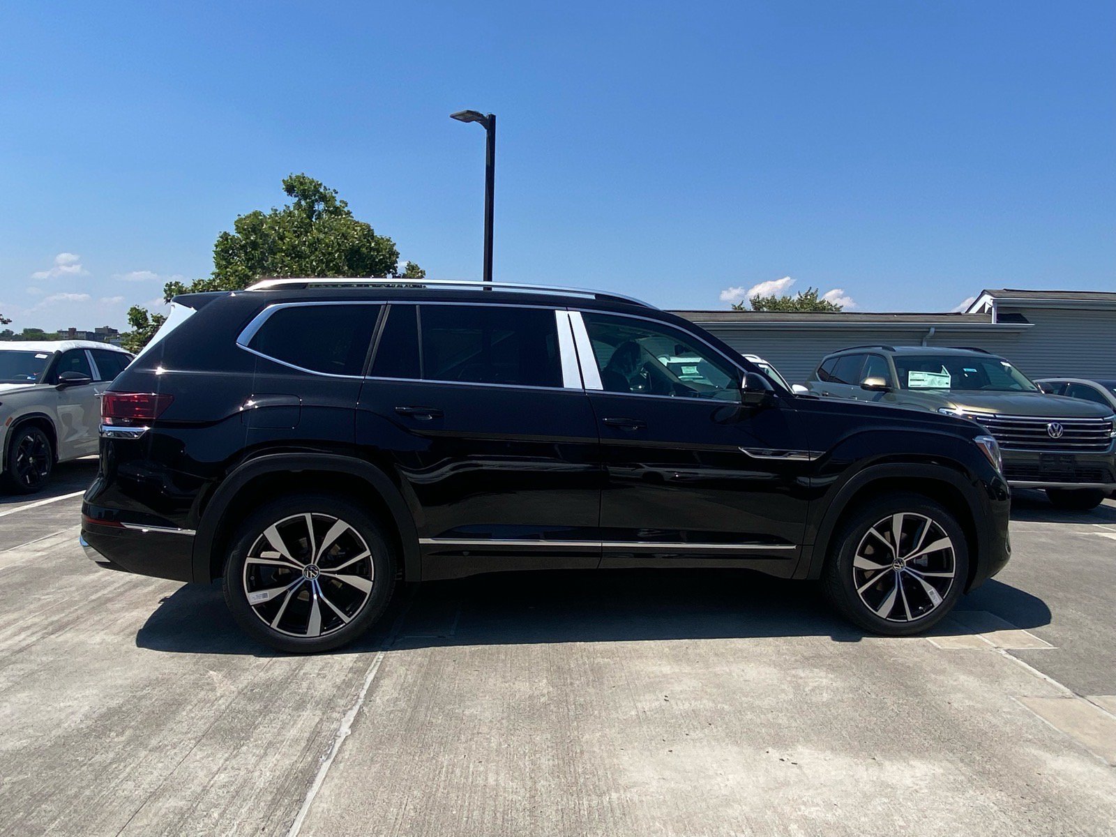 New 2026 Volkswagen Atlas SEL Premium R-Line AWD/4WD image 2