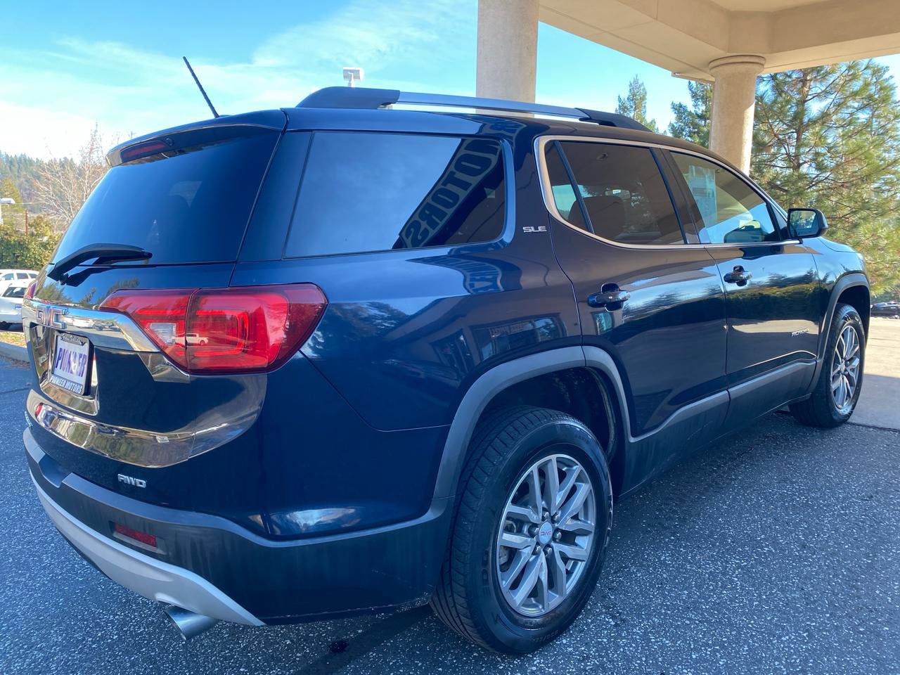 Used 2017 GMC Acadia SLE AWD/4WD image 3