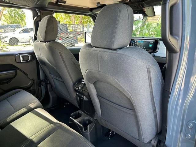 Certified 2025 Jeep Gladiator Sport AWD/4WD image 44