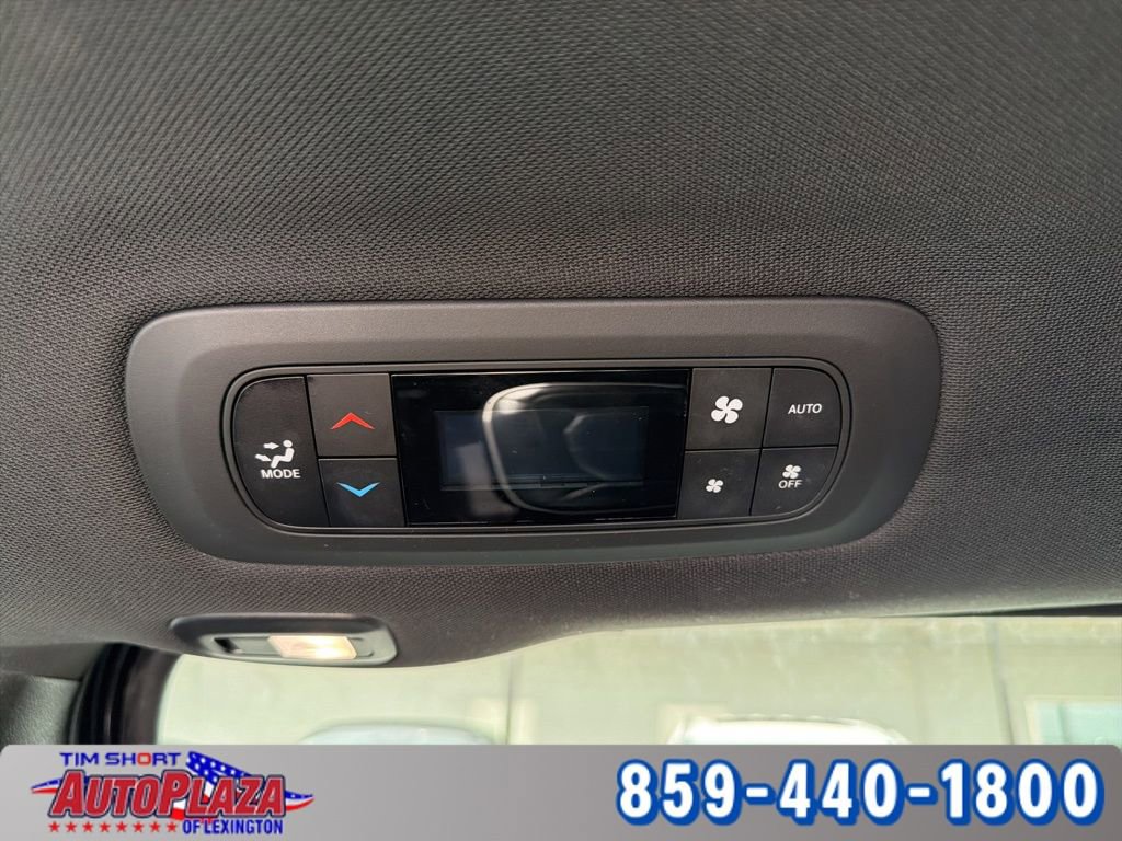 Used 2025 Chrysler Pacifica Limited image 25