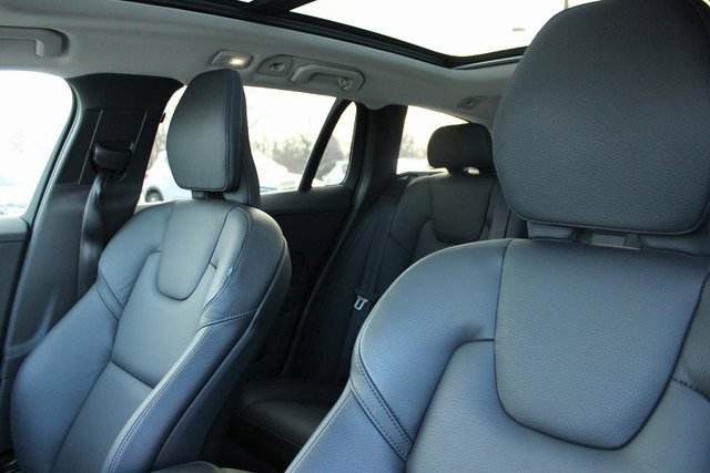 Used 2025 Volvo V60 B5 Cross Country Plus image 15