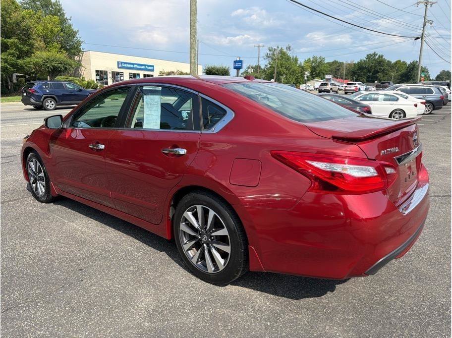 Used 2017 Nissan Altima 2.5 SL w/ 2.5 Technology Package FWD image 4