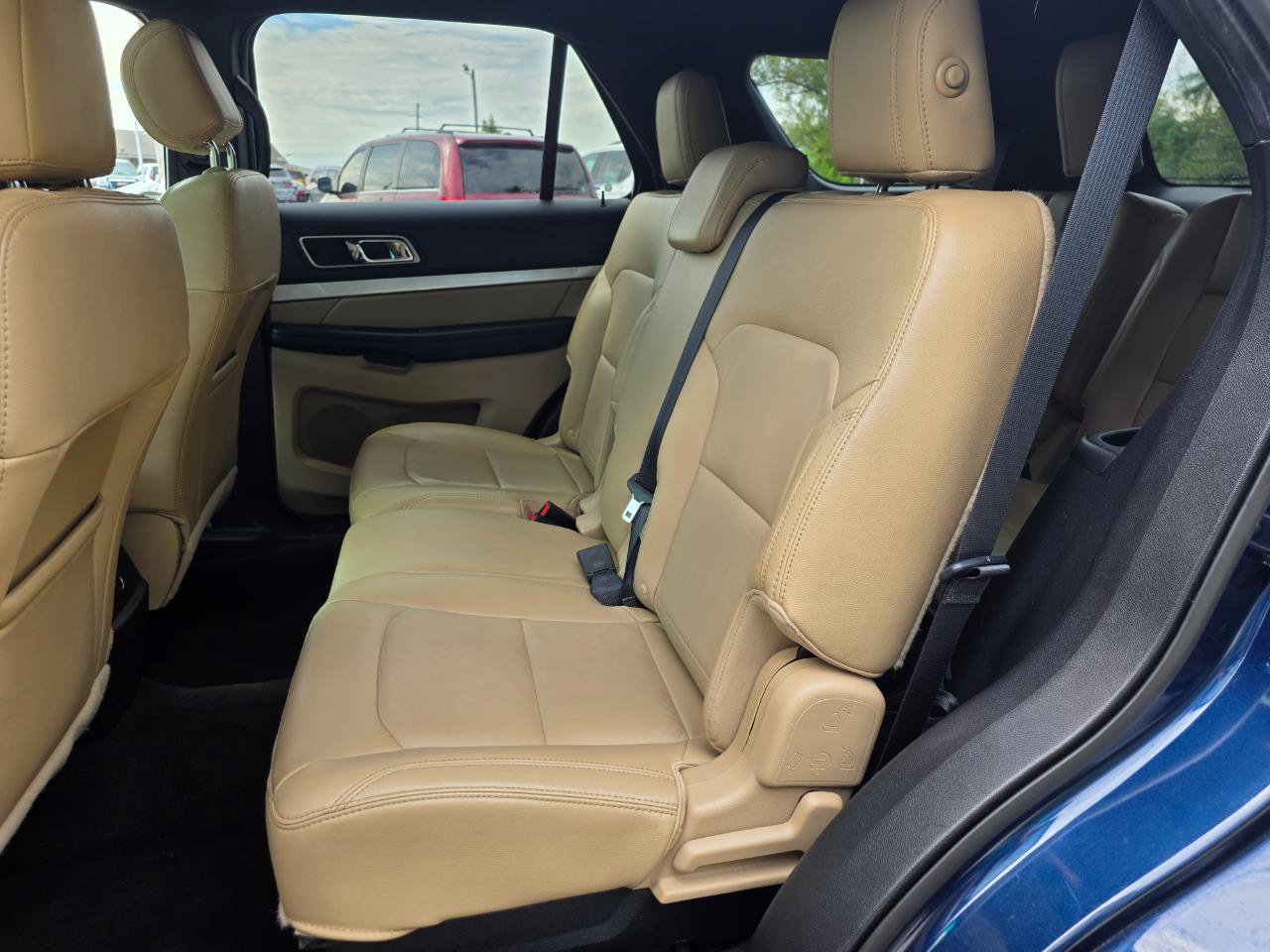 Used 2017 Ford Explorer XLT w/ Equipment Group 202A AWD/4WD image 18