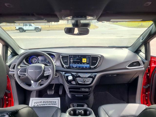 Used 2025 Chrysler Pacifica Select image 12