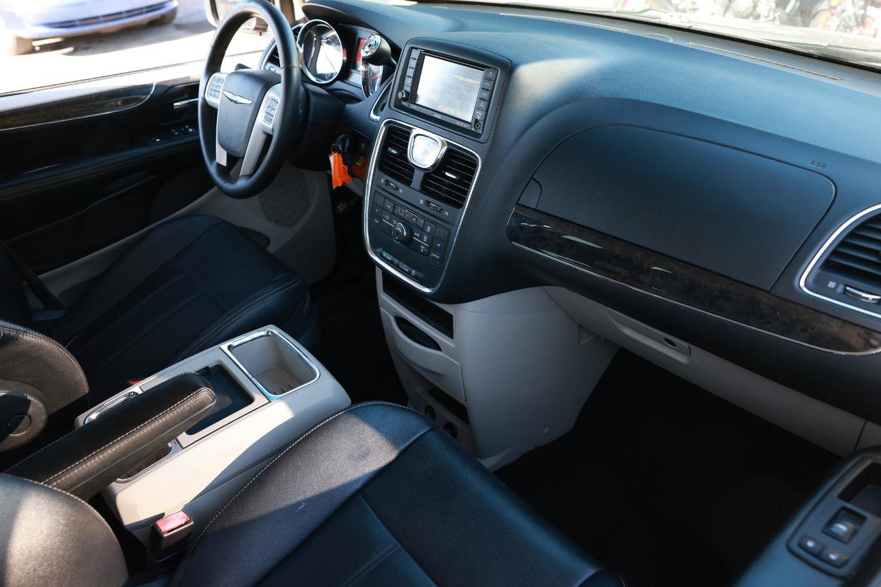 Used 2014 Chrysler Town & Country Touring FWD image 18