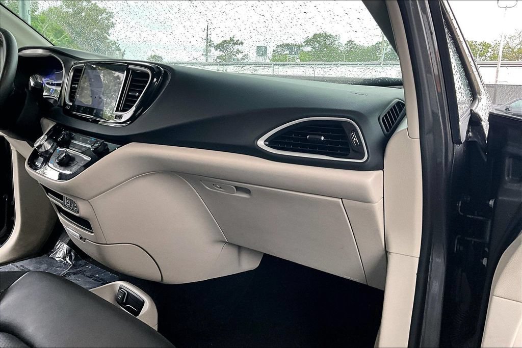 Used 2023 Chrysler Pacifica Touring-L FWD image 24