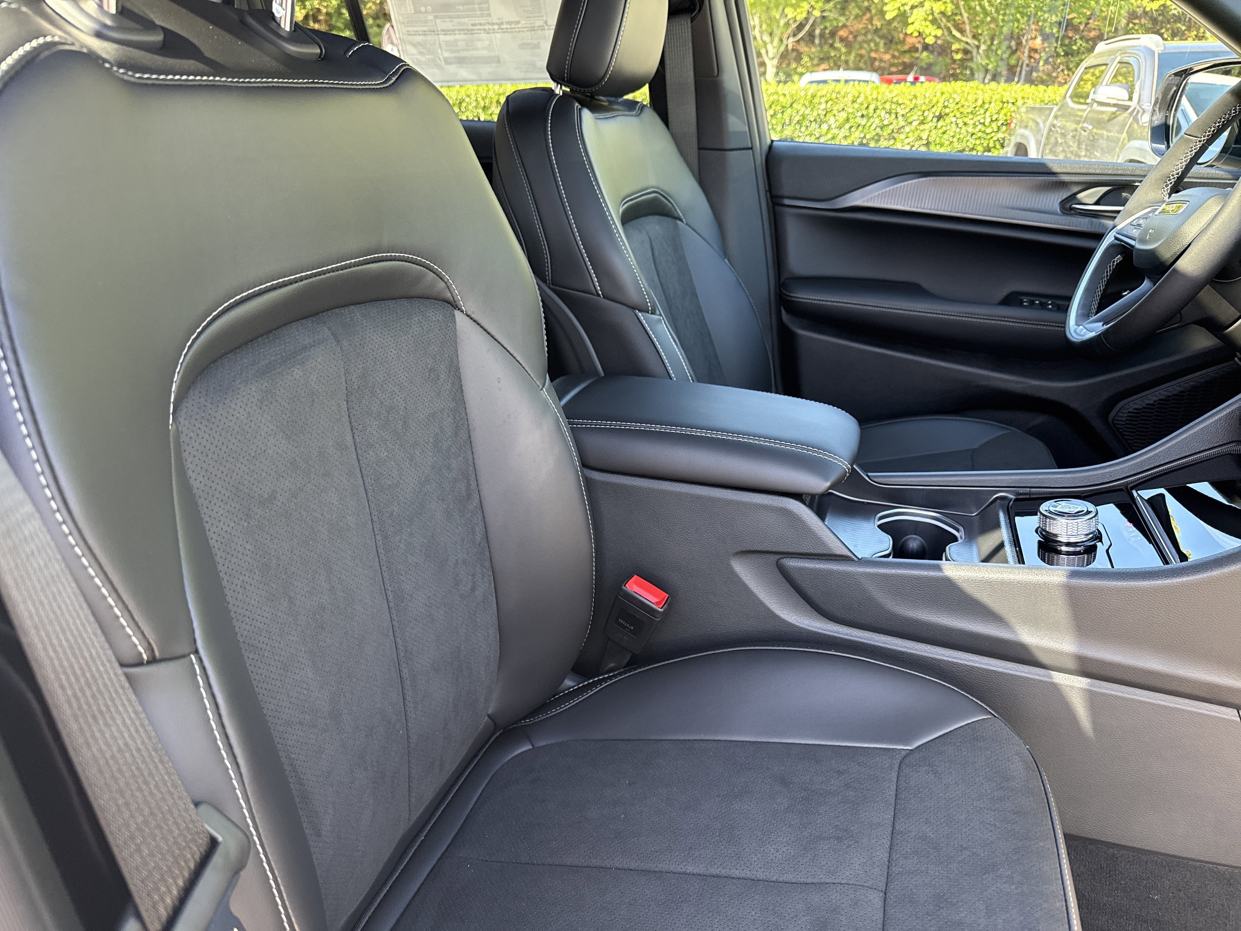 New 2025 Jeep Grand Cherokee Altitude image 14