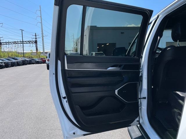Certified 2024 Jeep Wagoneer L Series II w/ Flexible Seating Group AWD/4WD image 30