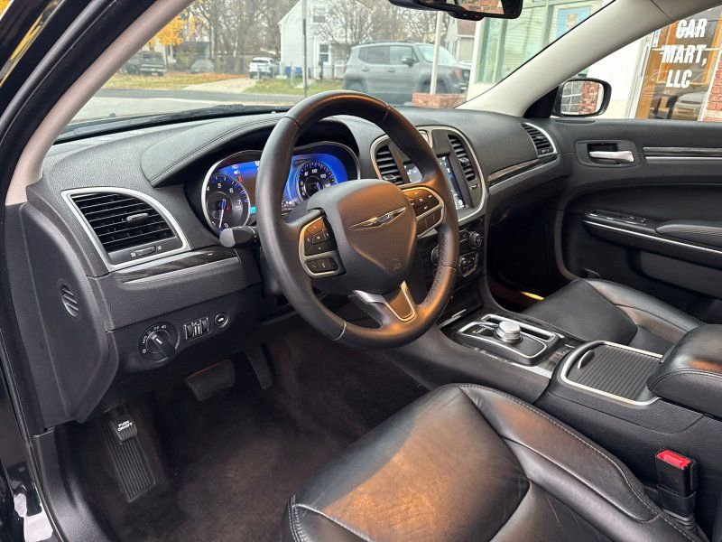 Used 2017 Chrysler 300 Limited image 10