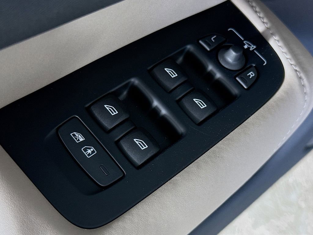 Used 2026 Volvo XC60 B5 Plus w/ Climate Package PRO image 17