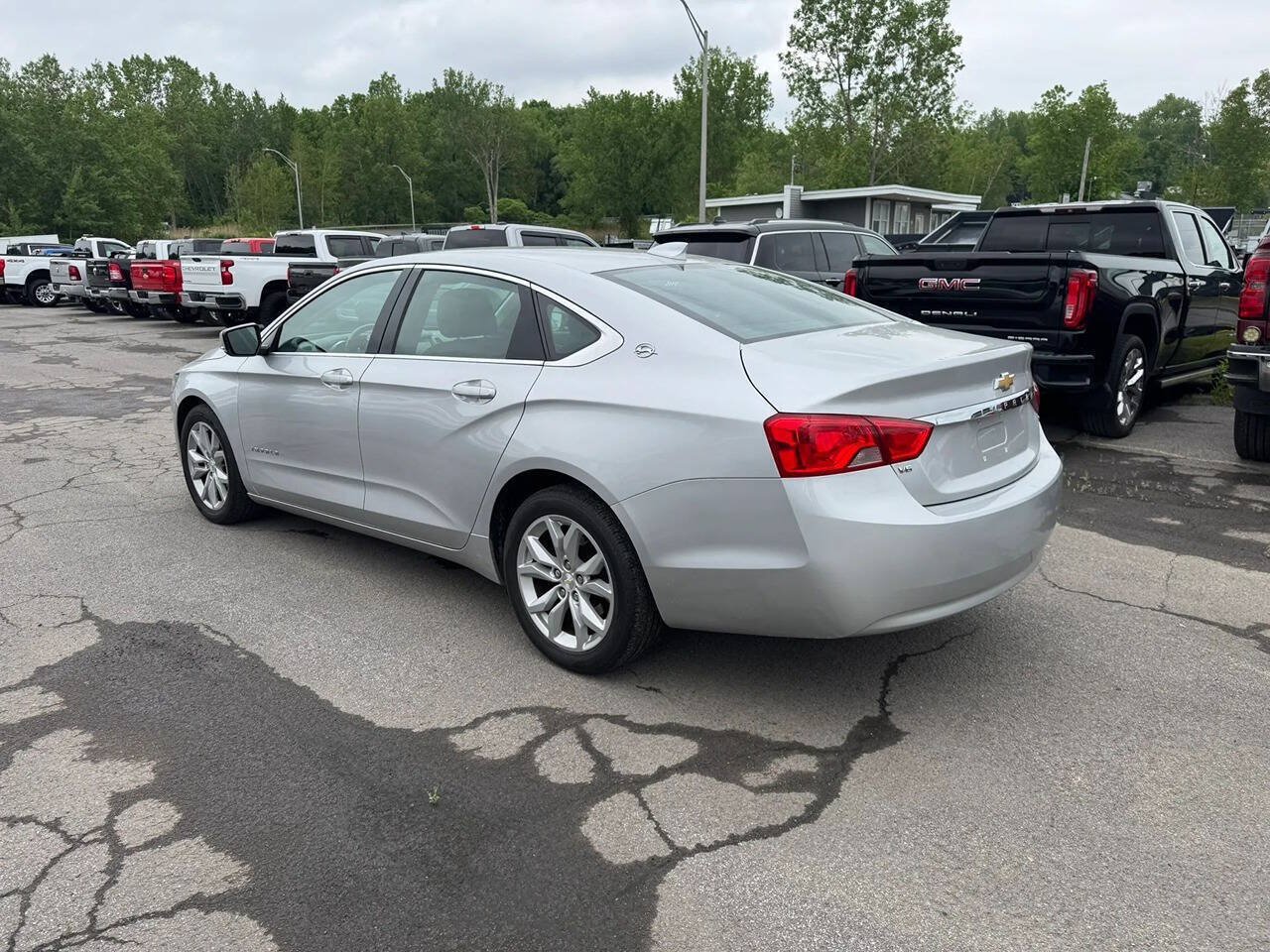 Used 2017 Chevrolet Impala LT FWD image 3