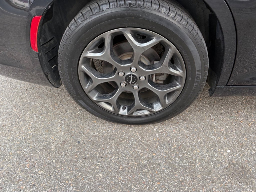 Used 2018 Chrysler 300 Touring w/ Sport Appearance Package image 5