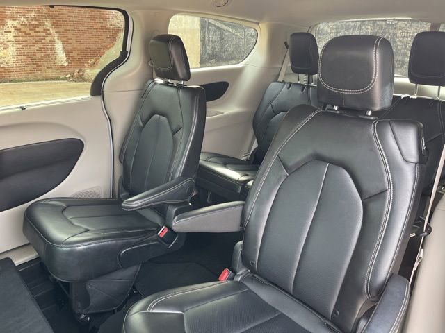 Used 2024 Chrysler Pacifica Touring-L image 17