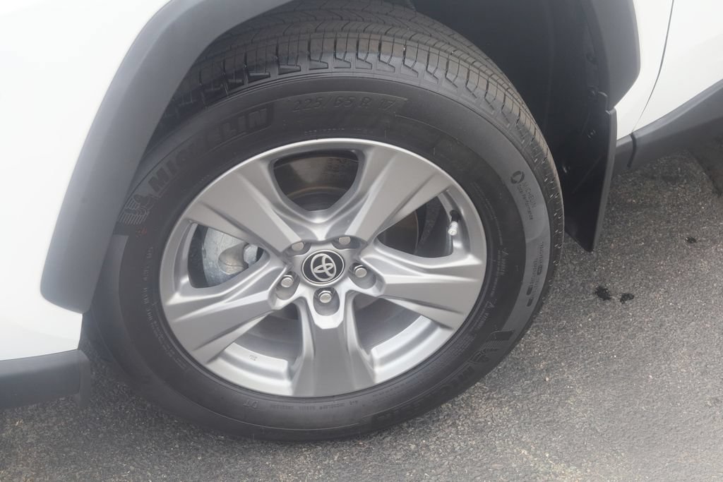 Used 2025 Toyota RAV4 XLE AWD/4WD image 9