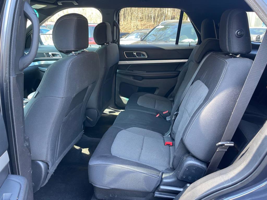Used 2017 Ford Explorer XLT w/ Equipment Group 201A AWD/4WD image 29