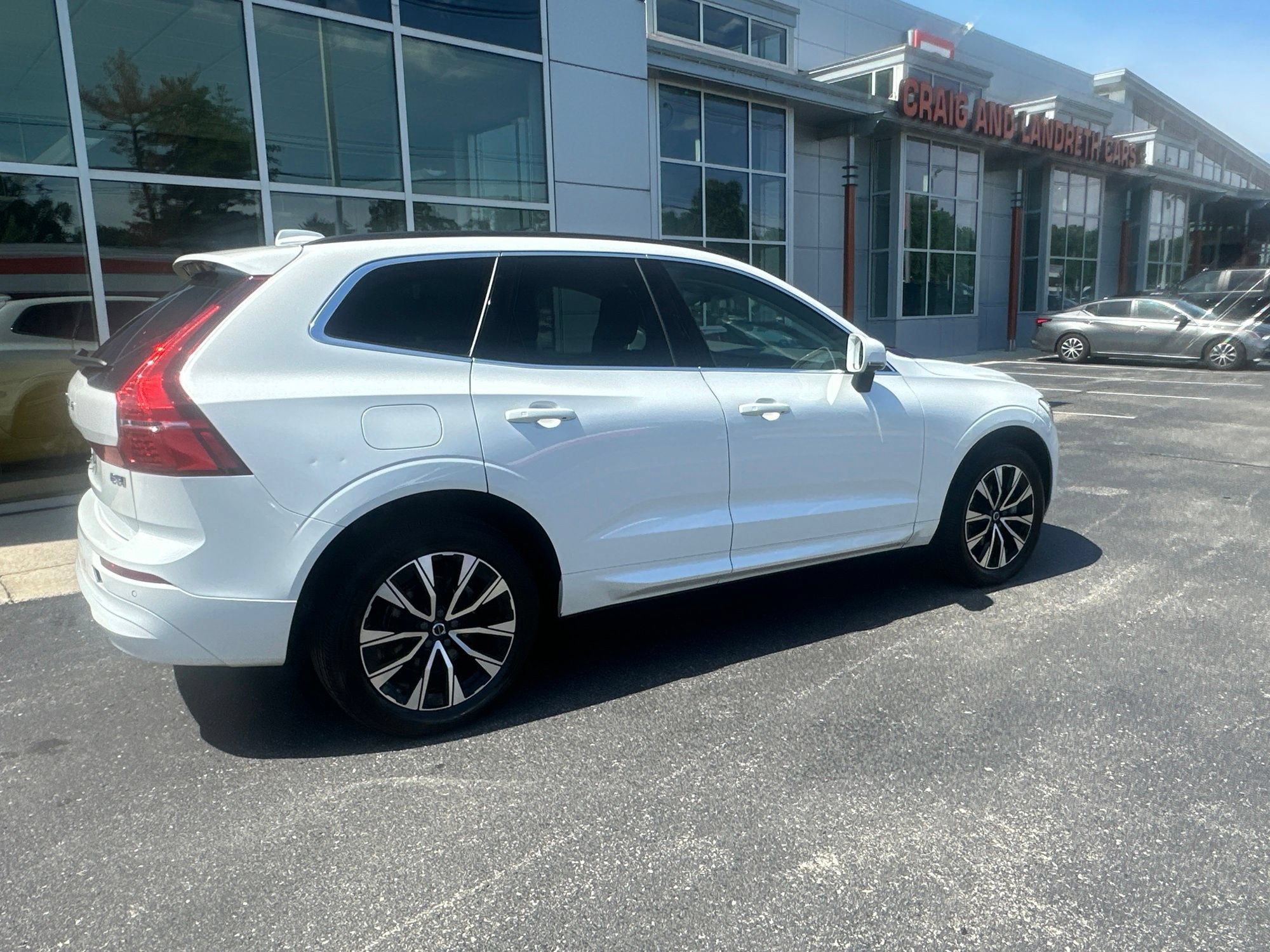 Used 2023 Volvo XC60 B5 Core w/ Climate Package AWD/4WD image 3